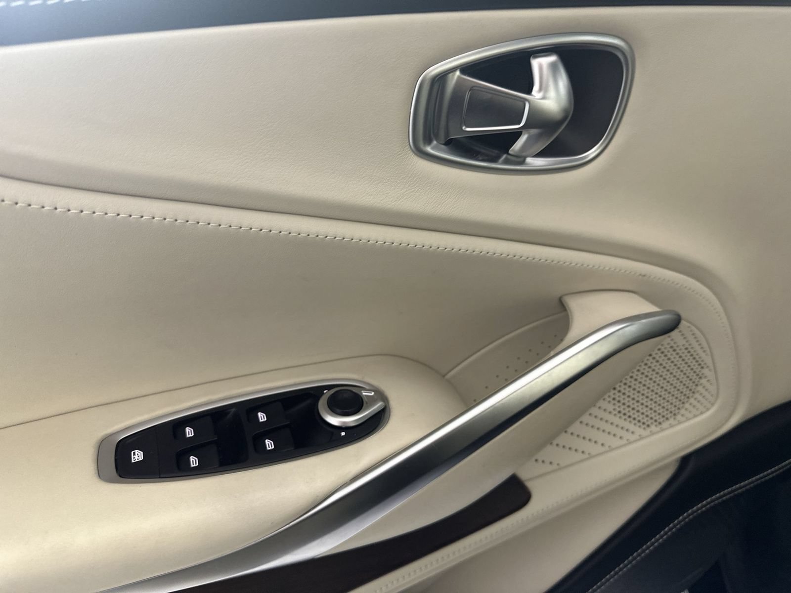 Used 2021 Aston Martin DBX AWD/4WD image 13
