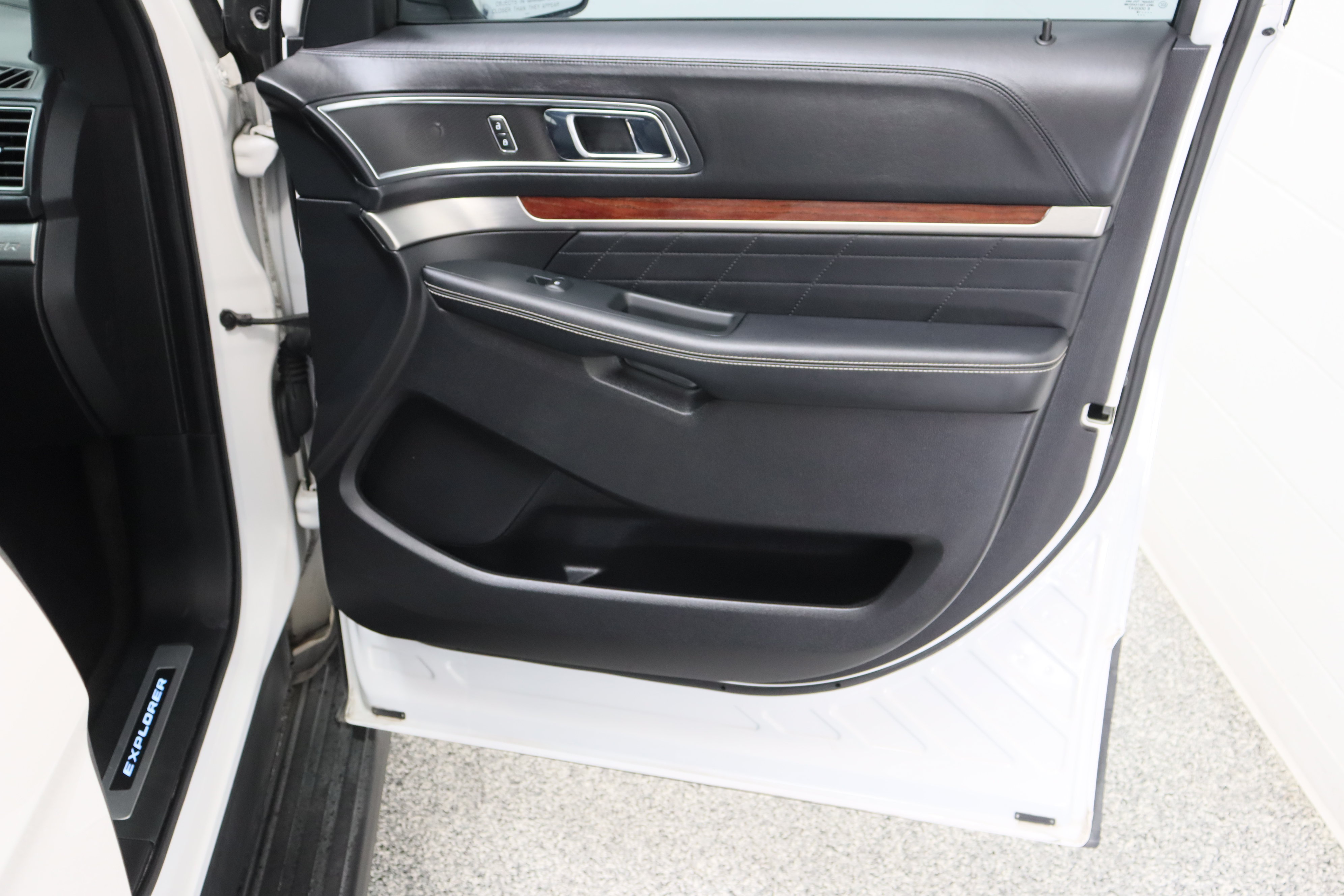 Used 2018 Ford Explorer Platinum AWD/4WD image 40