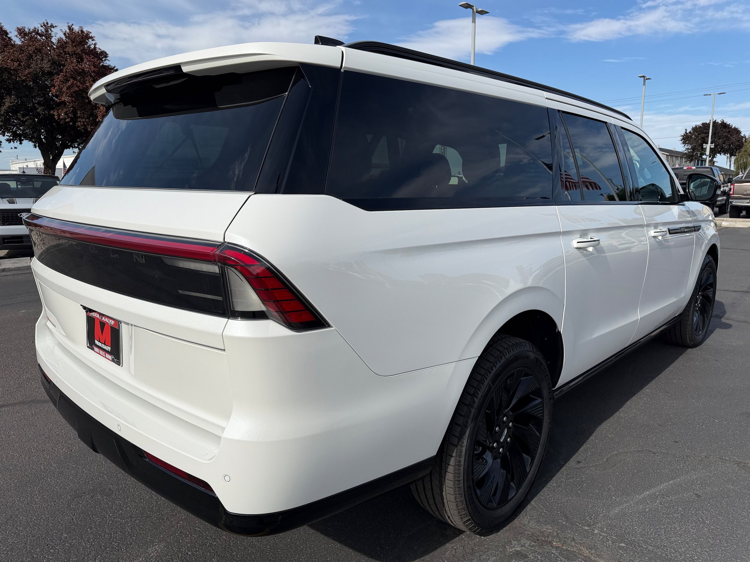 New 2027 Lincoln Navigator L Reserve w/ Jet Appearance Package AWD/4WD image 3
