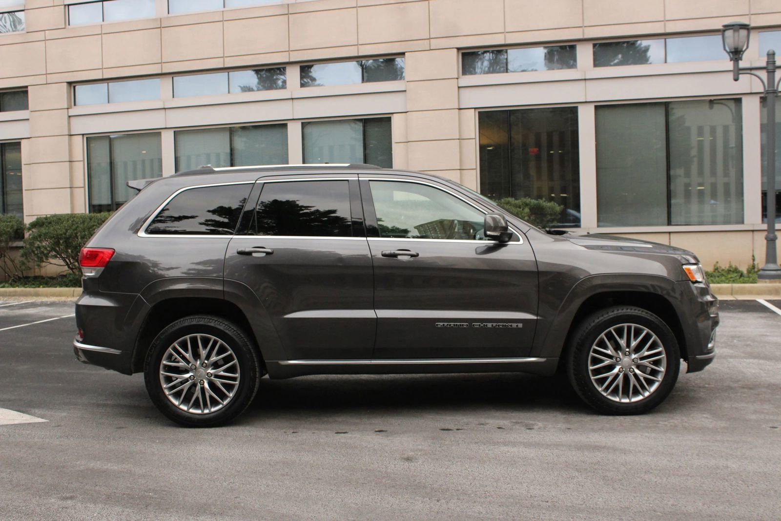 Used 2017 Jeep Grand Cherokee Summit AWD/4WD image 6