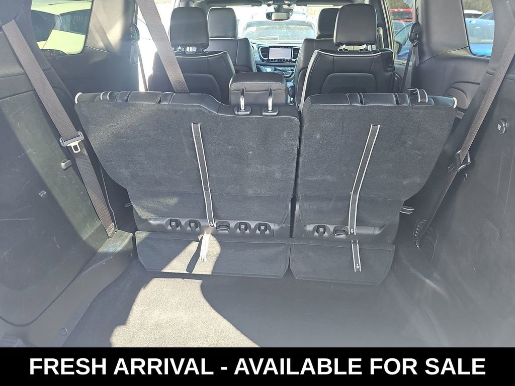Used 2025 Chrysler Pacifica Limited image 15