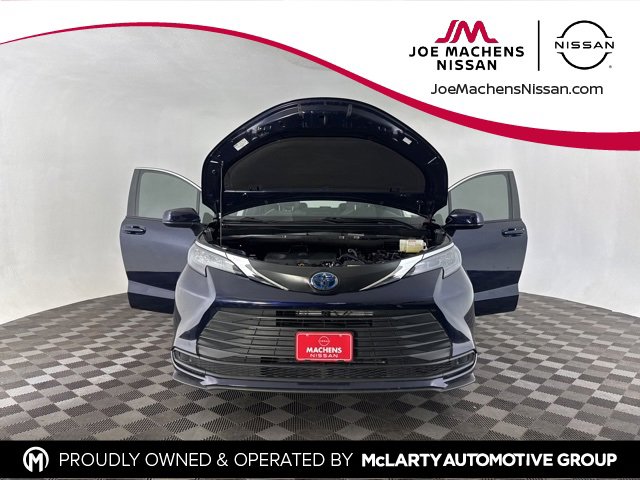 Used 2025 Toyota Sienna LE image 11