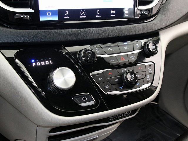 Used 2024 Chrysler Pacifica Touring-L image 19