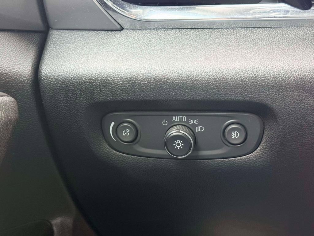 Used 2018 Chevrolet Traverse LT FWD image 18