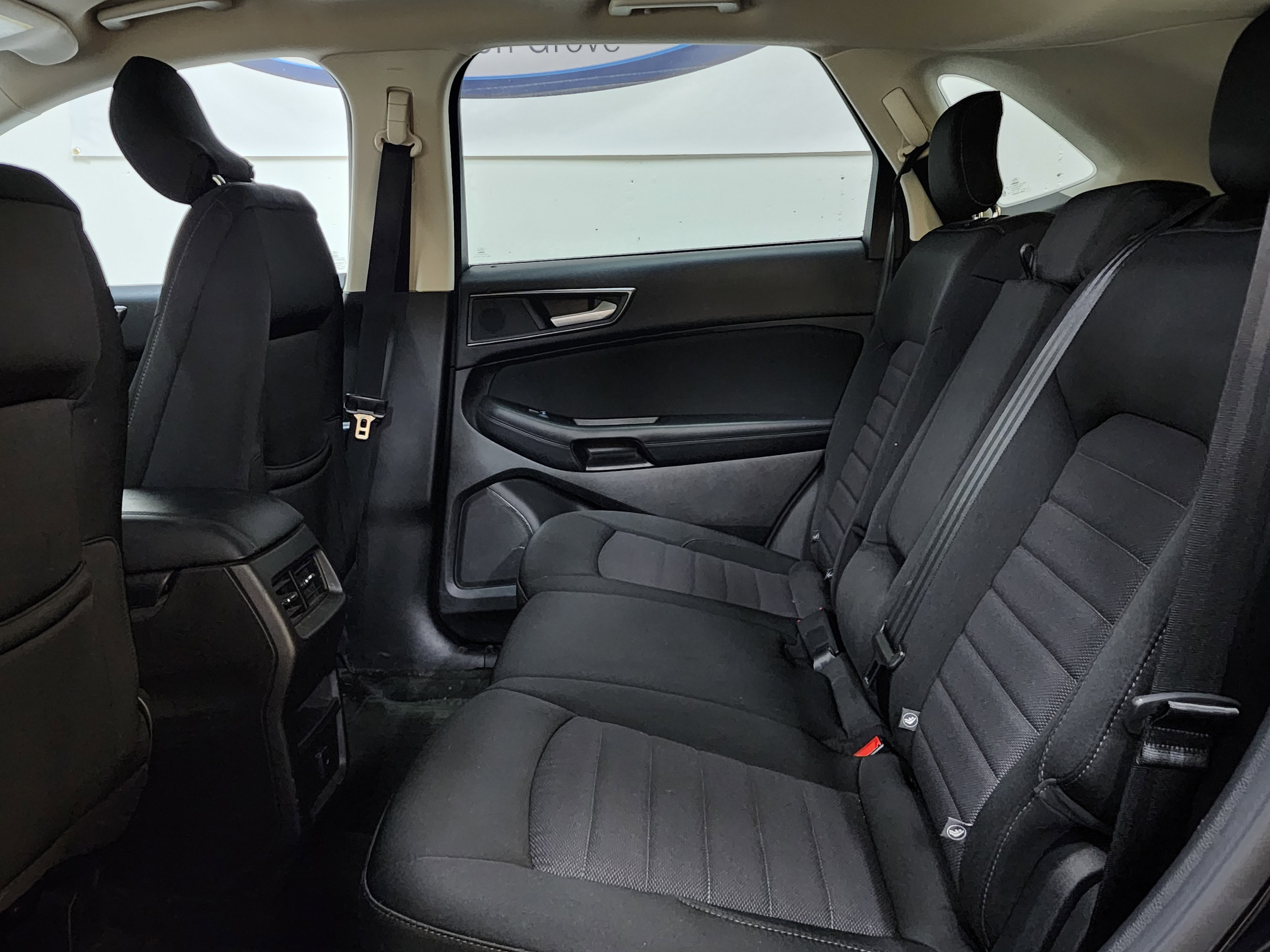 Used 2018 Ford Edge SE image 16