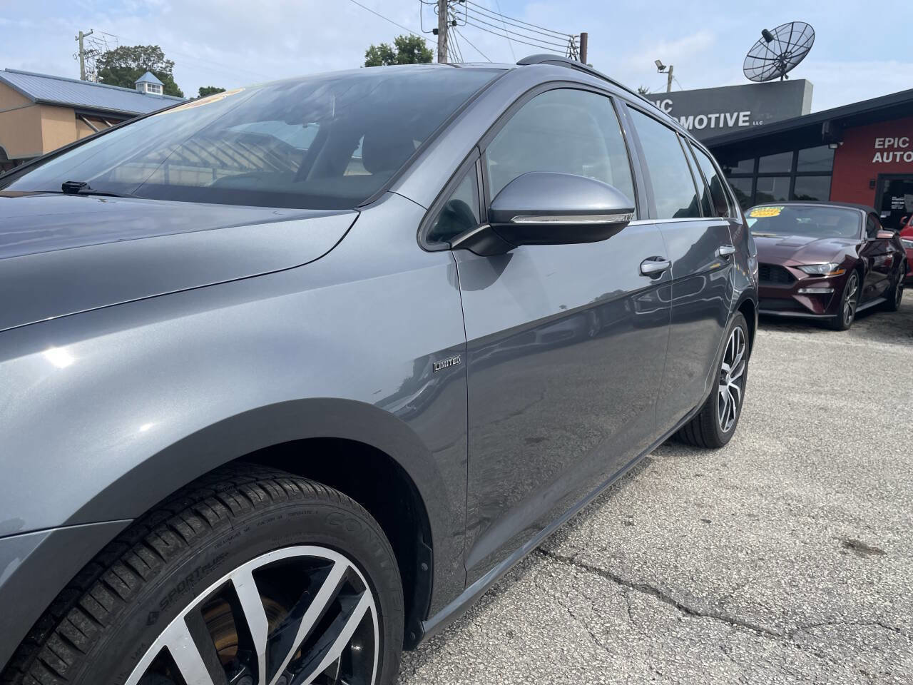 Used 2016 Volkswagen Golf Limited Edition image 10