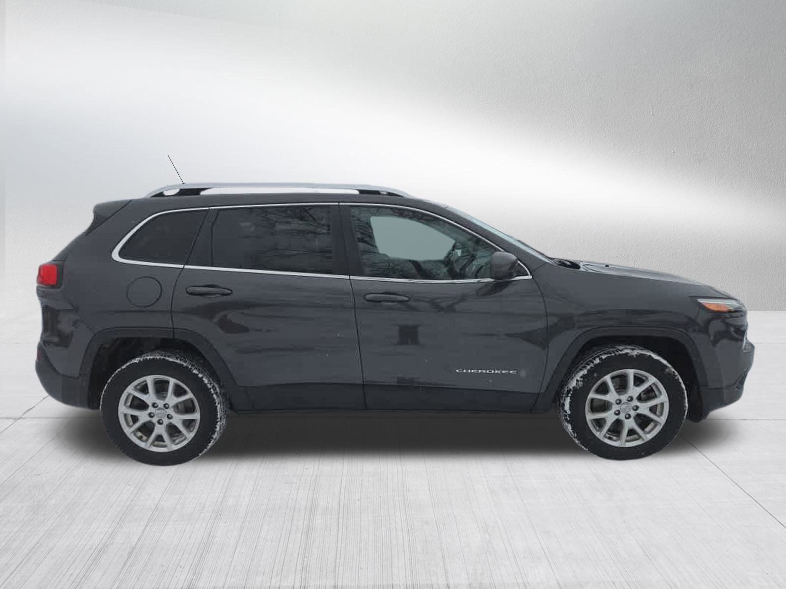 Used 2016 Jeep Cherokee Latitude image 2