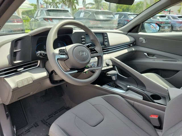 Certified 2025 Hyundai Elantra SE FWD image 15