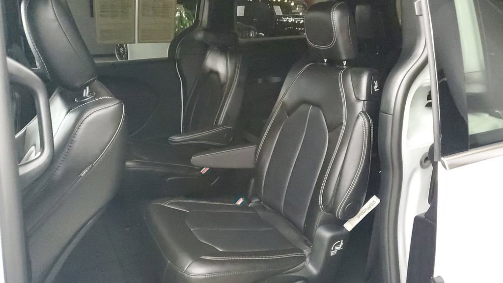 Used 2025 Chrysler Voyager LX image 13