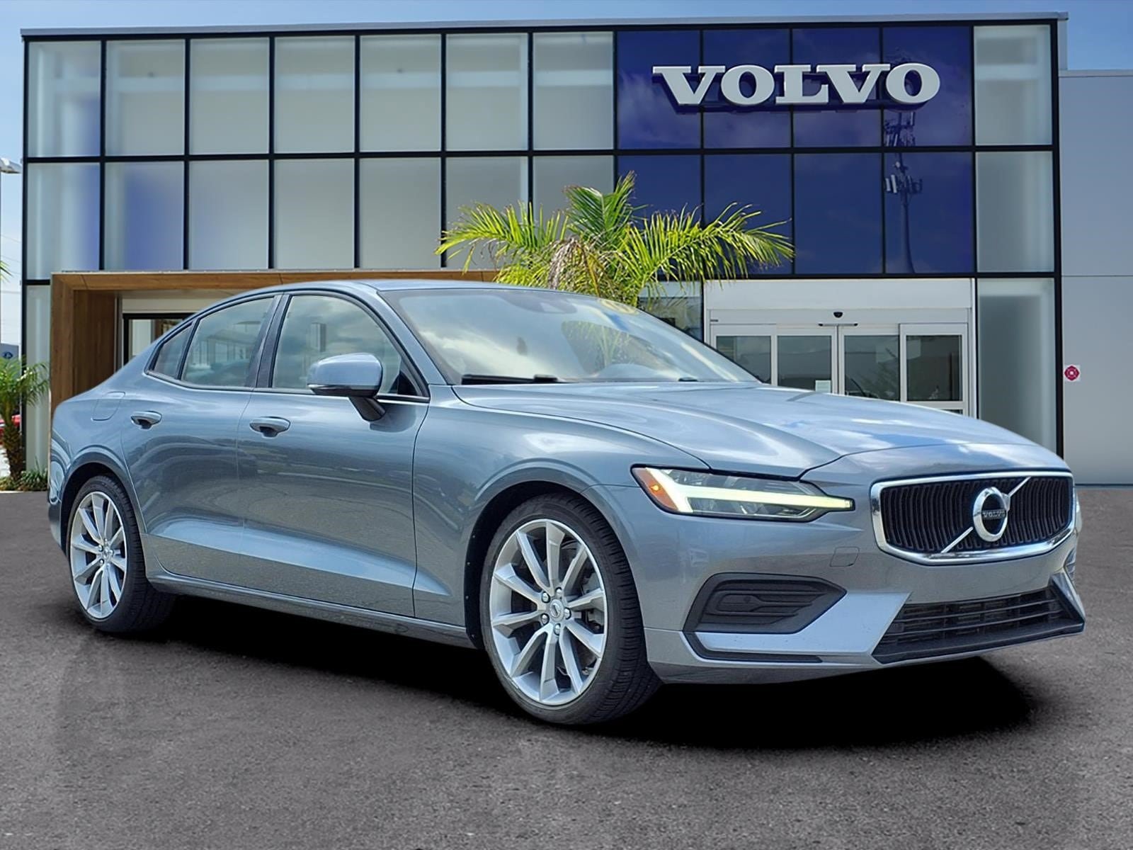 Used 2019 Volvo S60 T6 Momentum w/ Premium Package