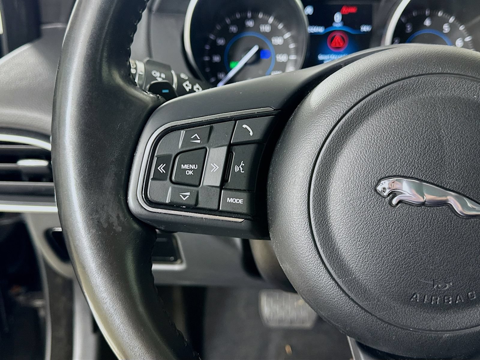 Used 2018 Jaguar XE Premium AWD/4WD image 17