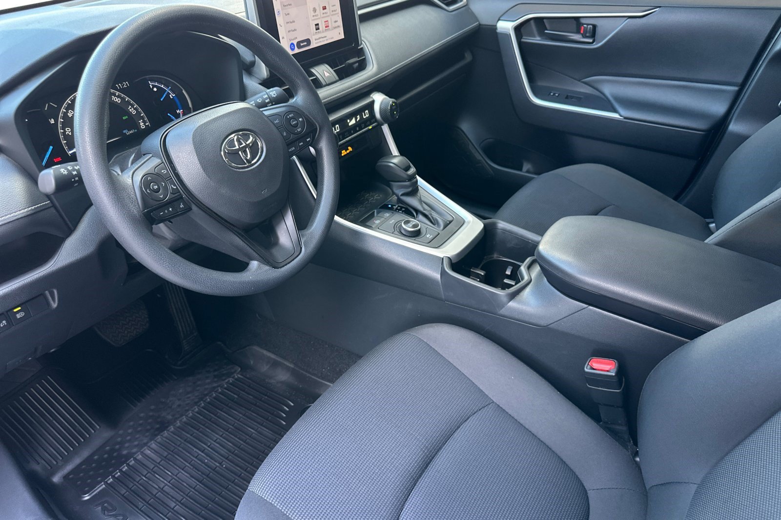 Used 2025 Toyota RAV4 LE AWD/4WD image 4
