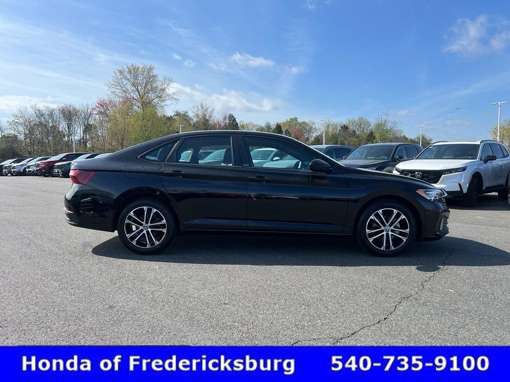 Used 2024 Volkswagen Jetta Sport image 9