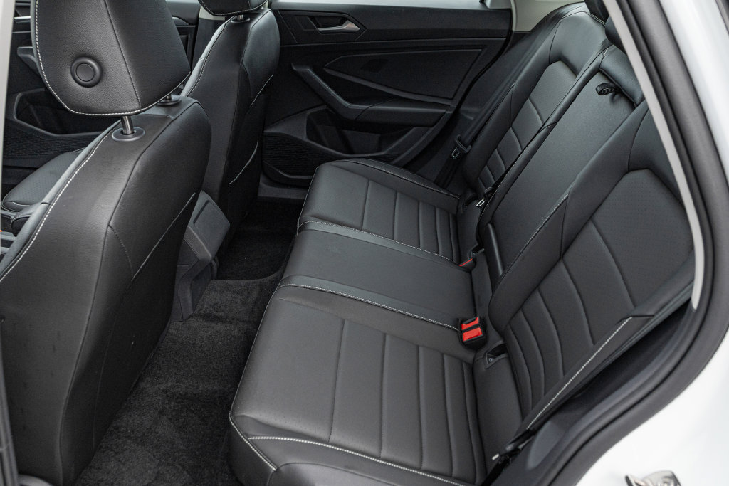 Certified 2023 Volkswagen Jetta SE w/ Panoramic Sunroof Package FWD image 29