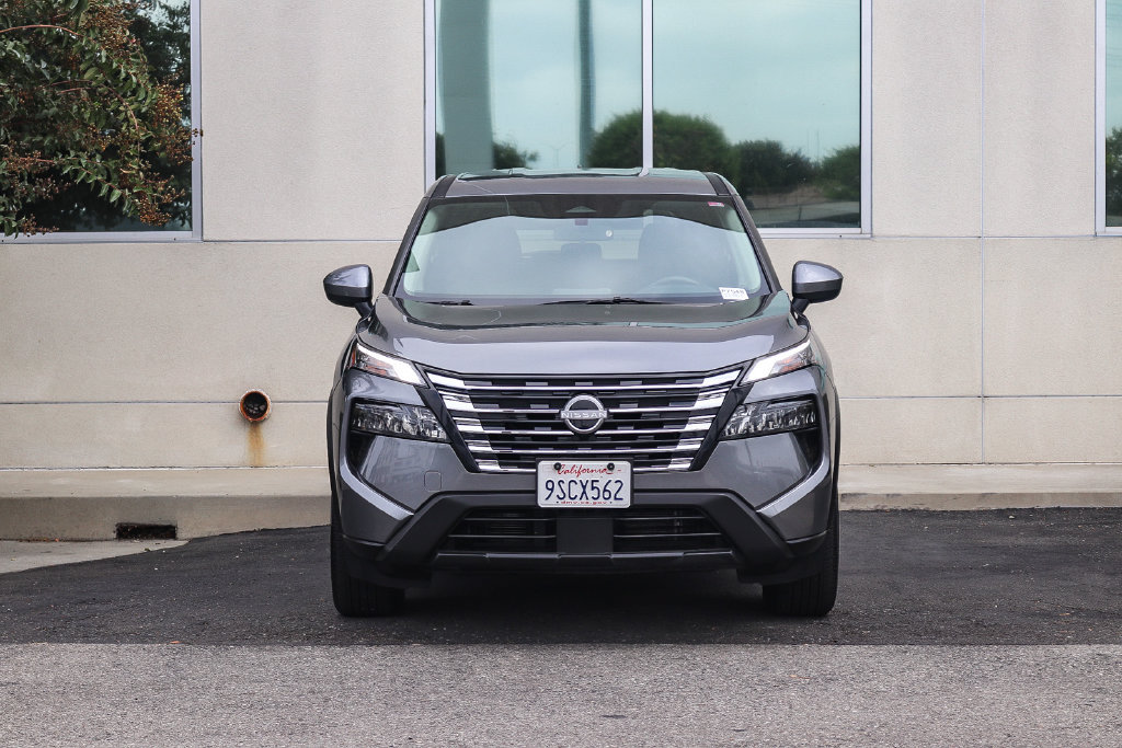 Used 2025 Nissan Rogue SV AWD/4WD image 2