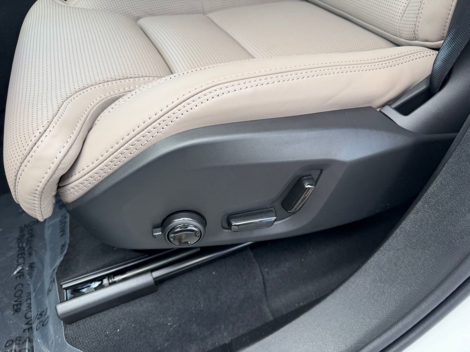 New 2026 Volvo XC90 B6 Ultra w/ Protection Package image 13