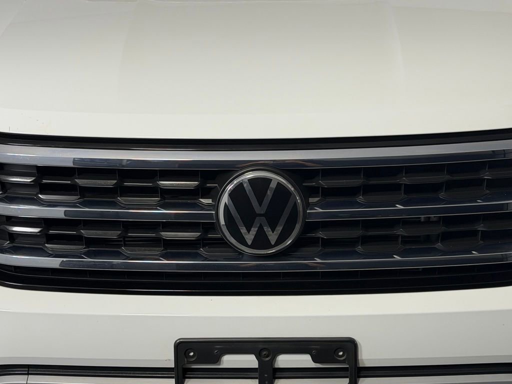 Used 2021 Volkswagen Atlas Cross Sport SE w/ 20" Black Wheels Package FWD image 13