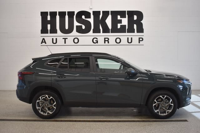 Used 2025 Chevrolet Trax LT w/ LT Convenience Package FWD image 2