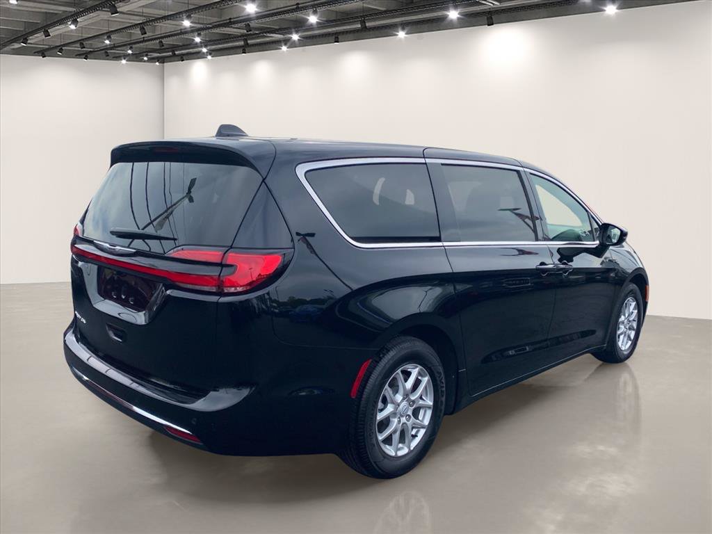 Used 2026 Chrysler Pacifica Select FWD image 7