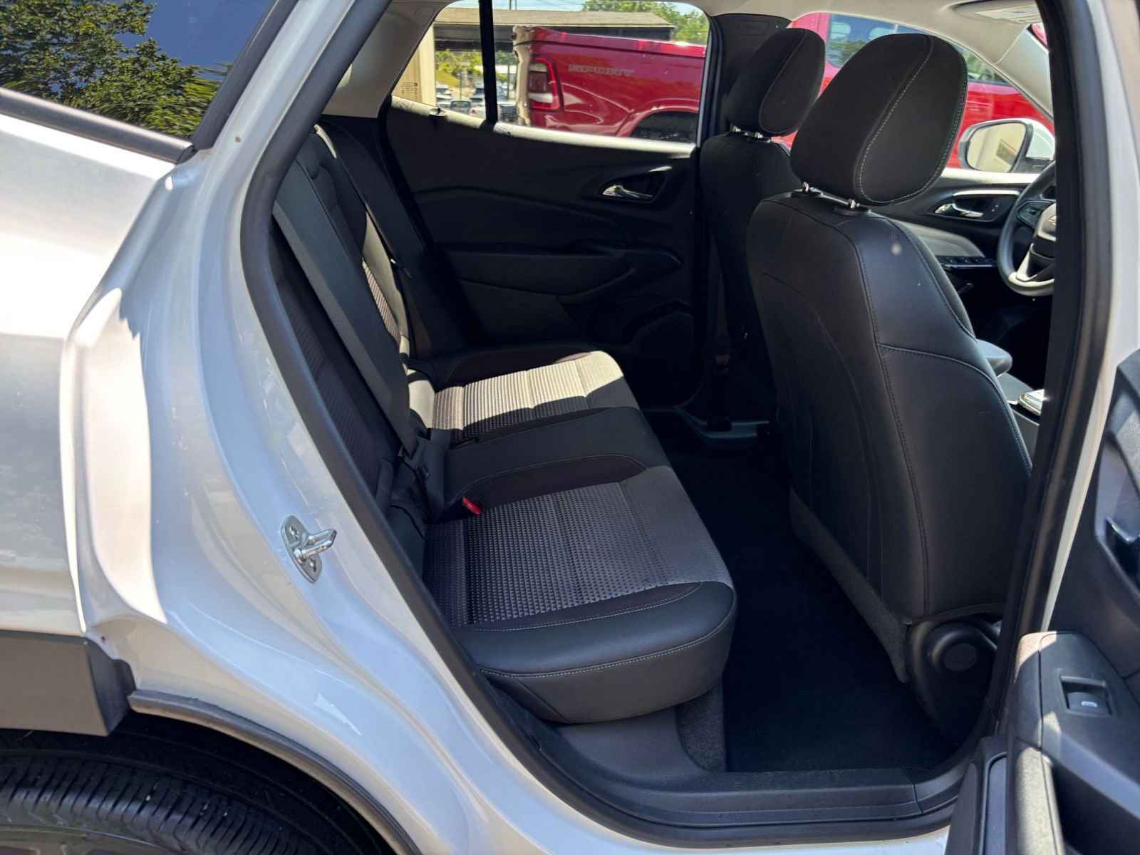 Used 2025 Chevrolet Trax LT FWD image 21