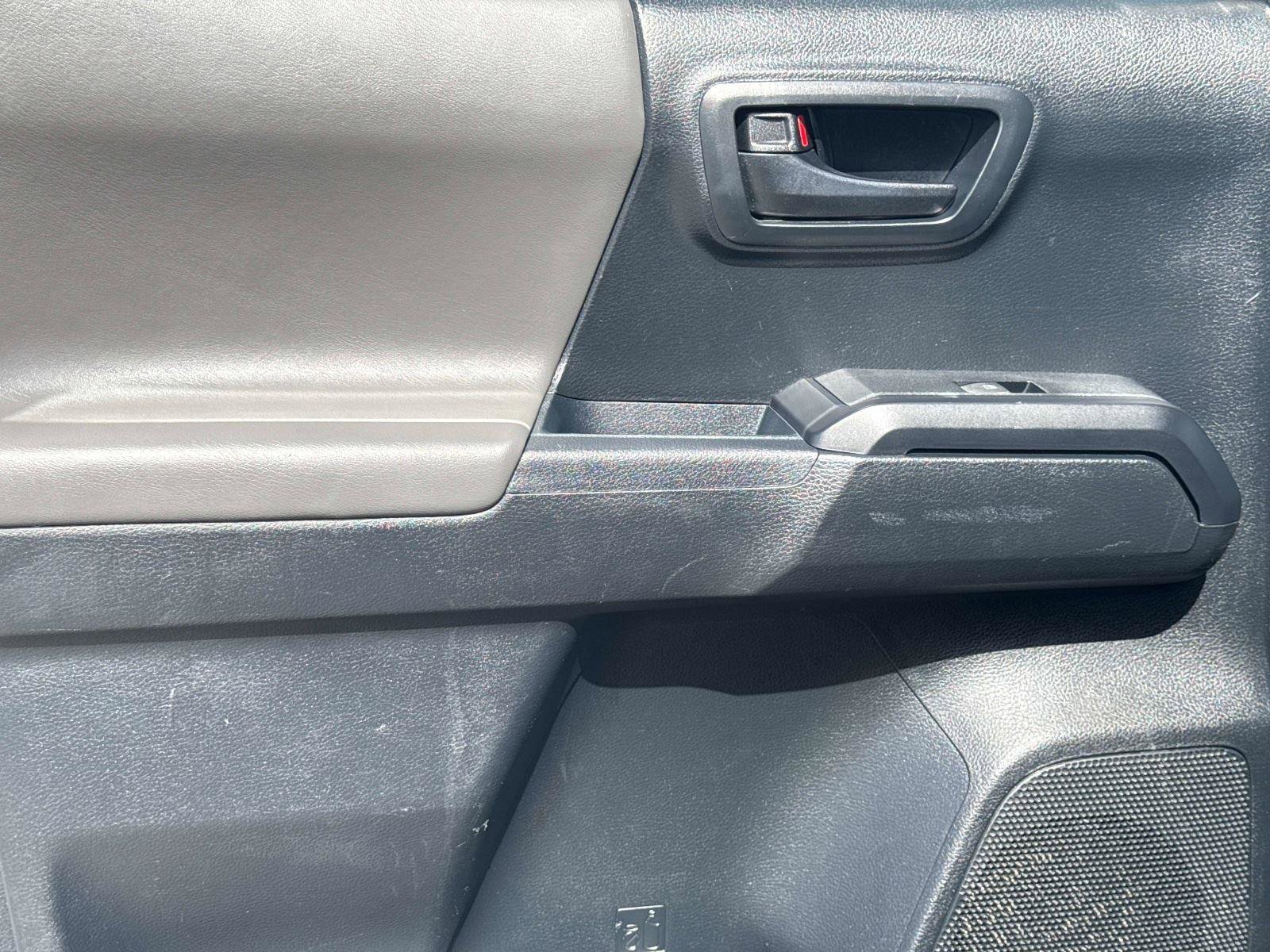 Used 2016 Toyota Tacoma SR image 11