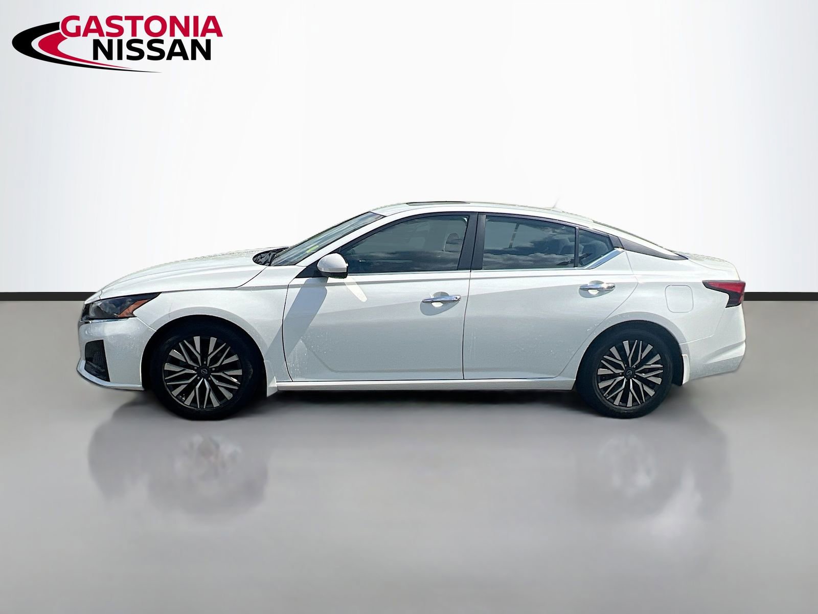 Used 2023 Nissan Altima 2.5 SV w/ SV Premium Package image 5