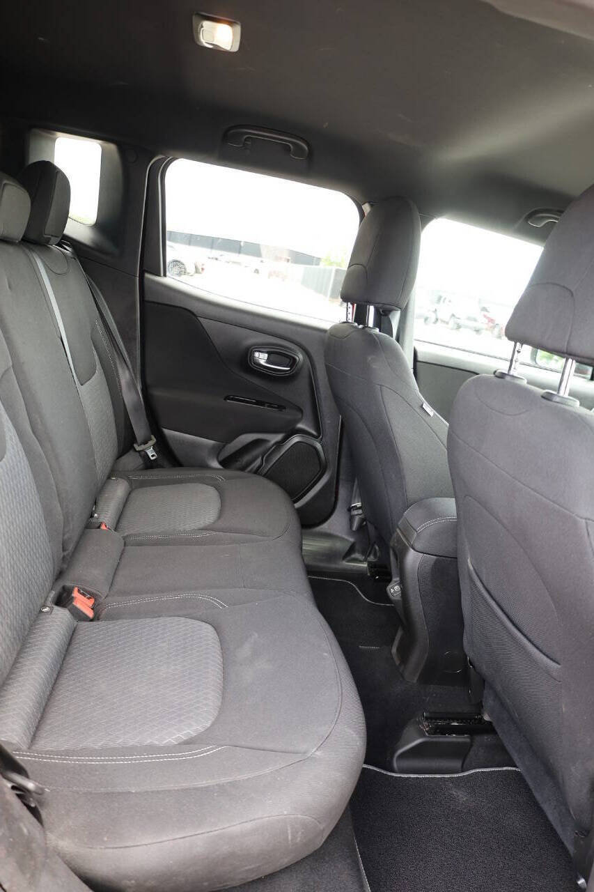 Used 2021 Jeep Renegade Latitude w/ Luxury Group II AWD/4WD image 16