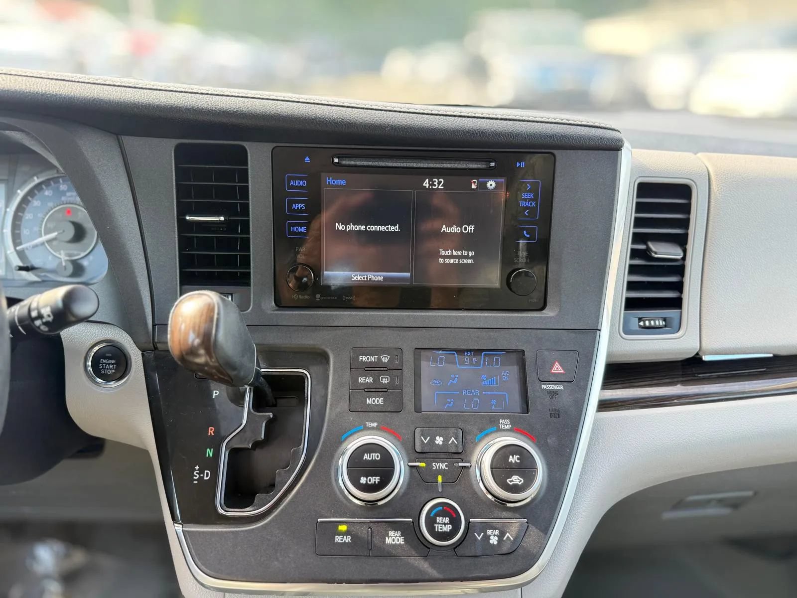Used 2017 Toyota Sienna XLE w/ Outdoor Package FWD image 18