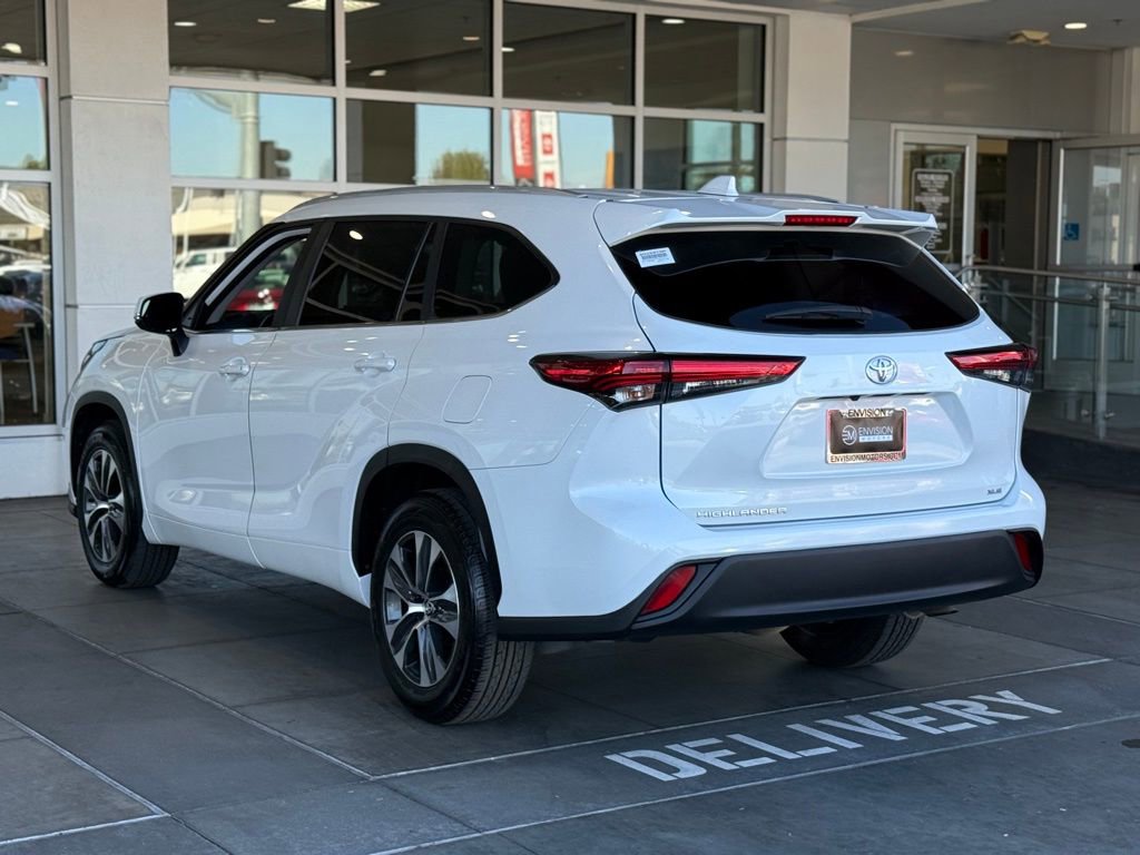 Certified 2023 Toyota Highlander XLE image 9