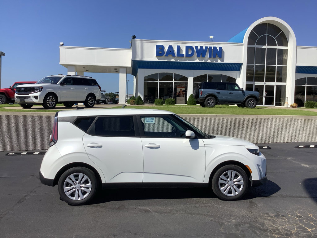 Used 2024 Kia Soul LX image 8