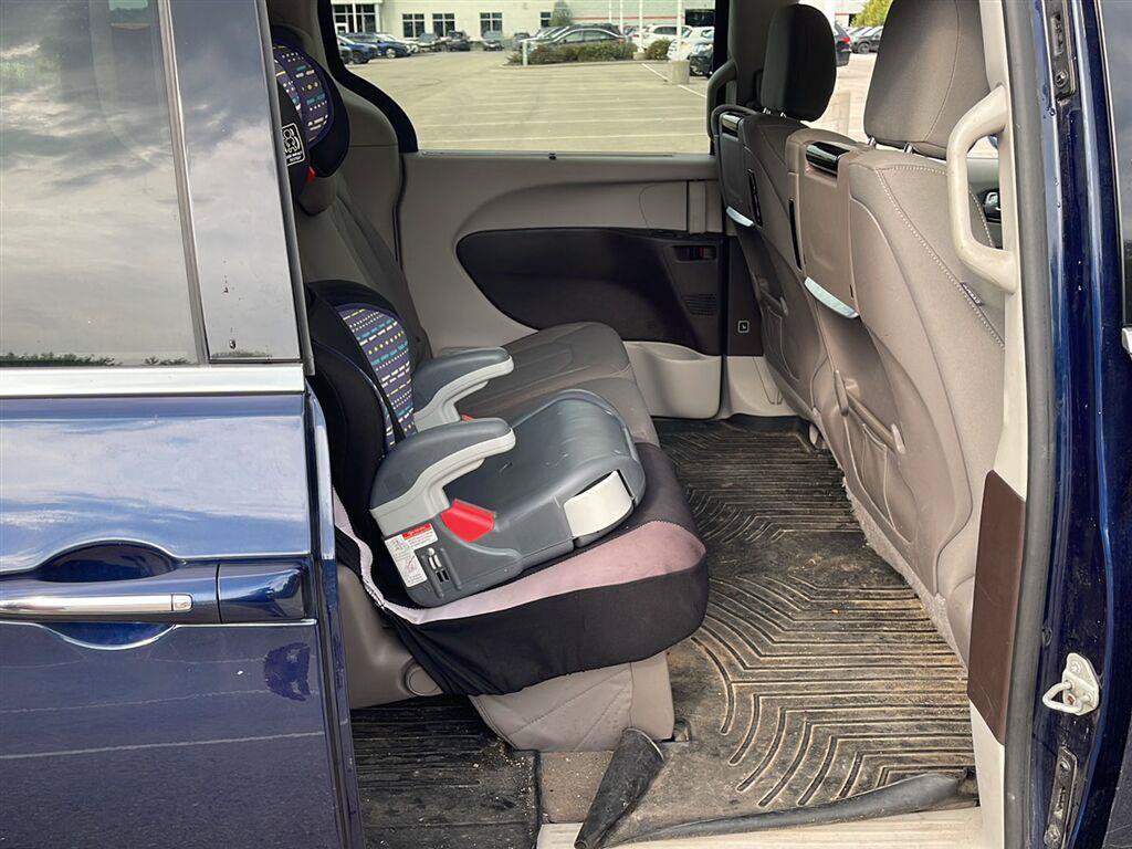 Used 2019 Chrysler Pacifica Touring Plus w/ Advanced Safetytec Group FWD image 17