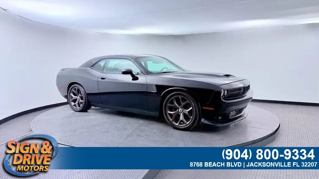 Used 2020 Dodge Challenger SXT w/ Blacktop Package RWD image 4