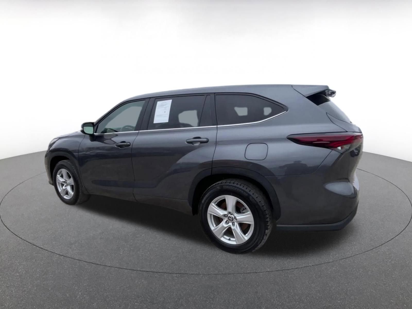 Used 2025 Toyota Highlander LE image 10