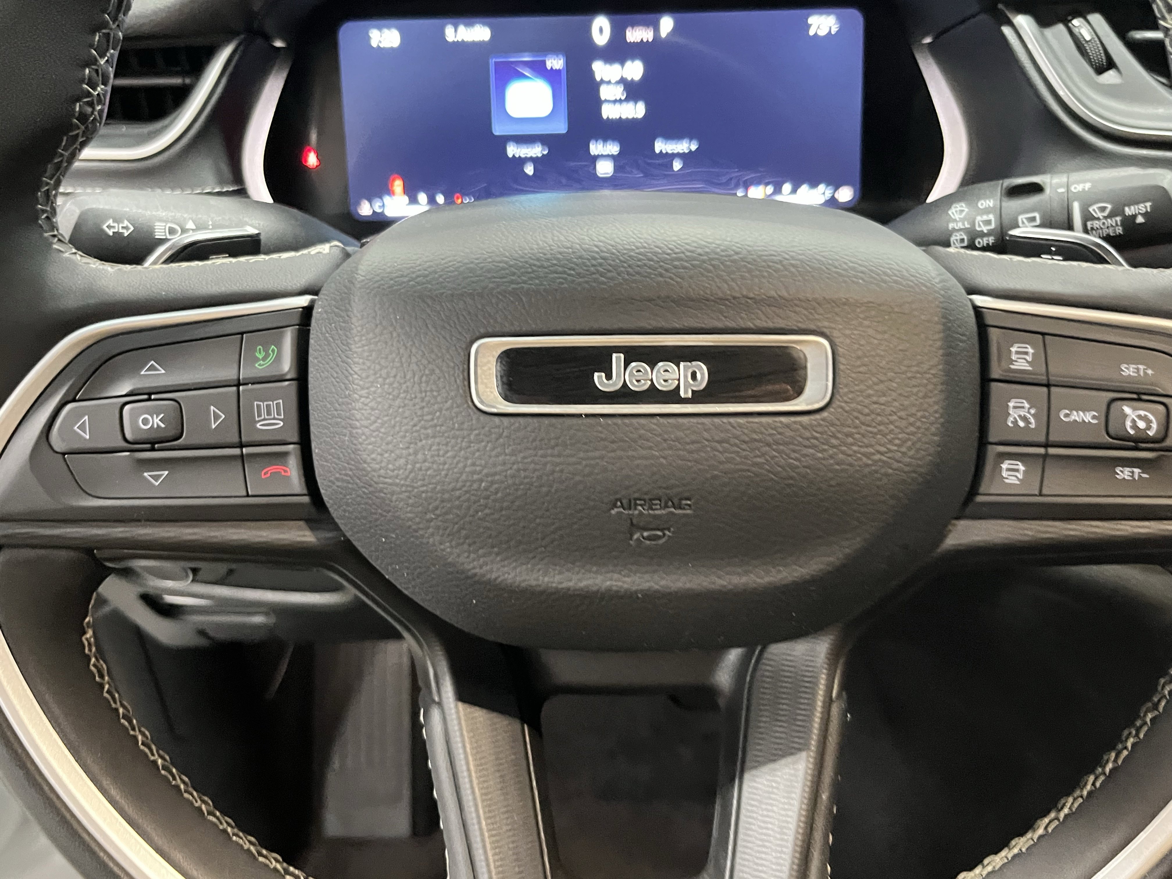 Used 2024 Jeep Grand Cherokee L Laredo image 18