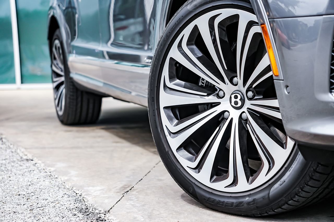 Used 2023 Bentley Bentayga Extended Wheelbase image 2