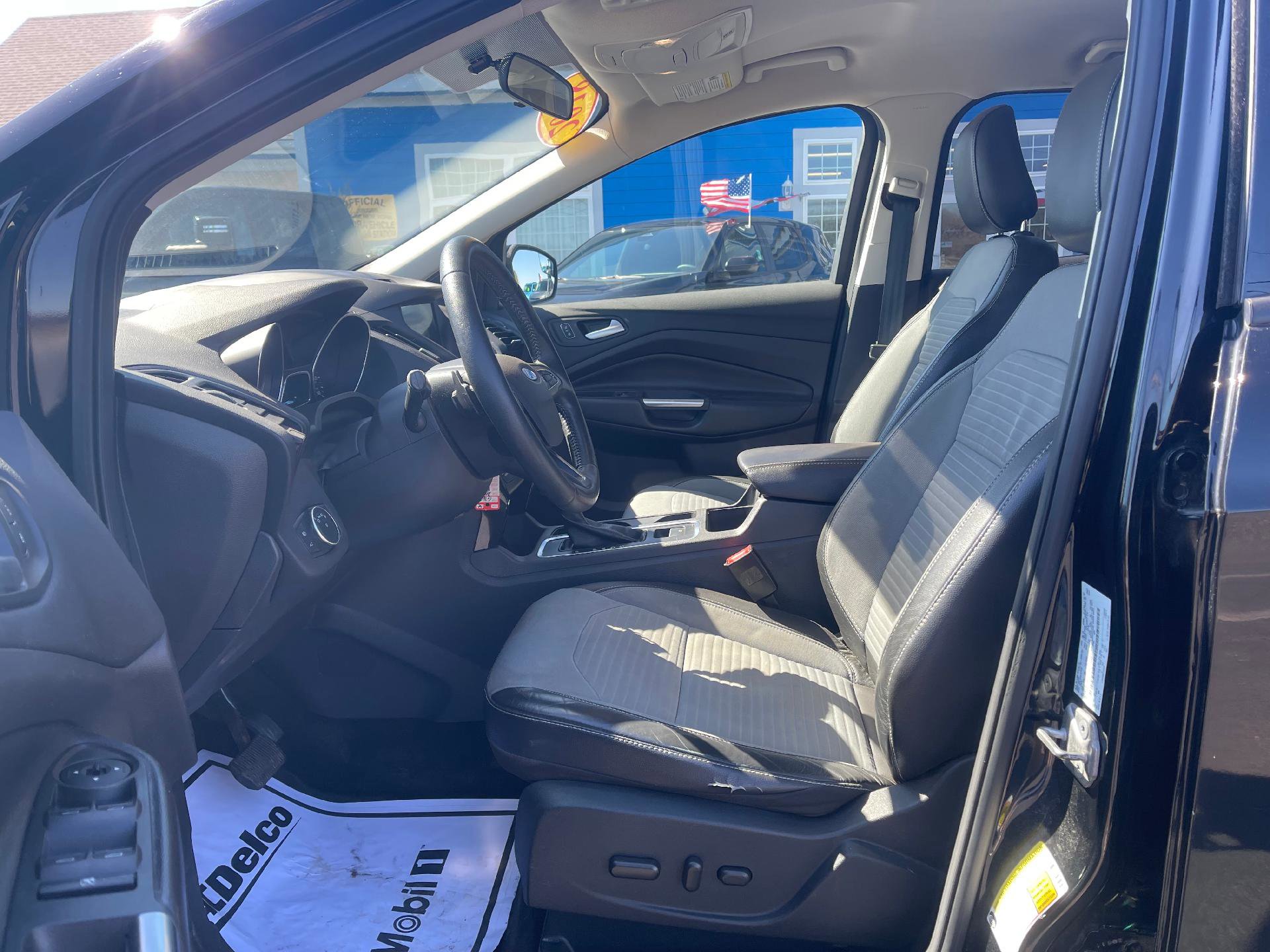 Used 2018 Ford Escape SE w/ SE Sport Appearance Package image 4