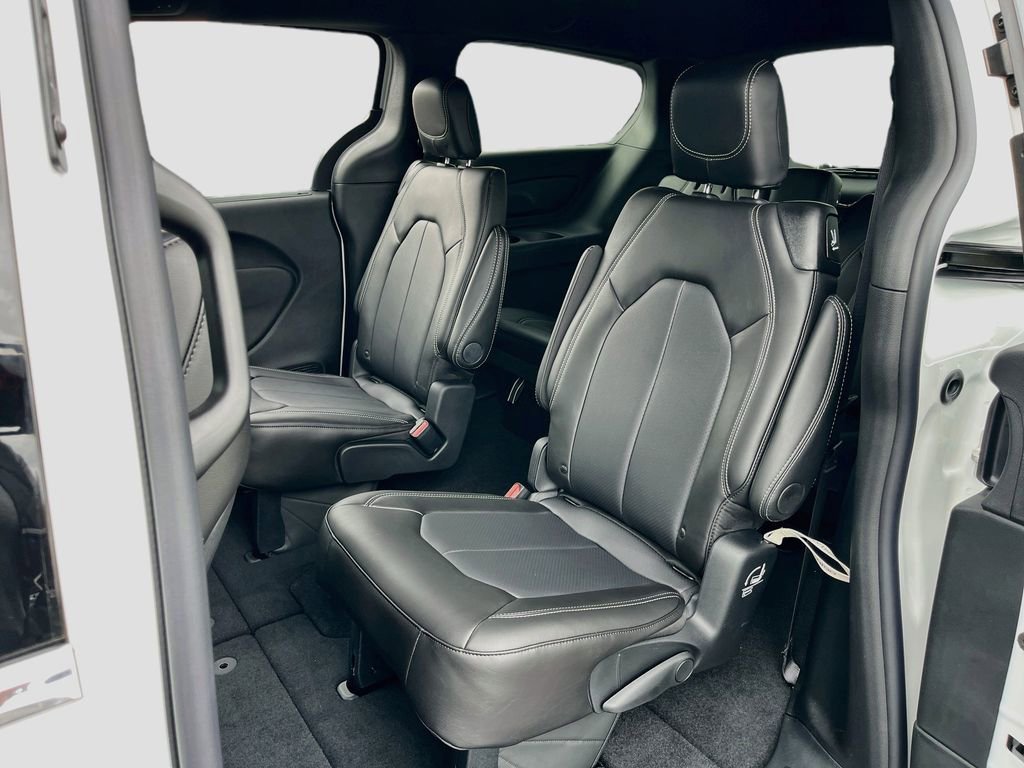 New 2027 Chrysler Pacifica Select FWD image 21