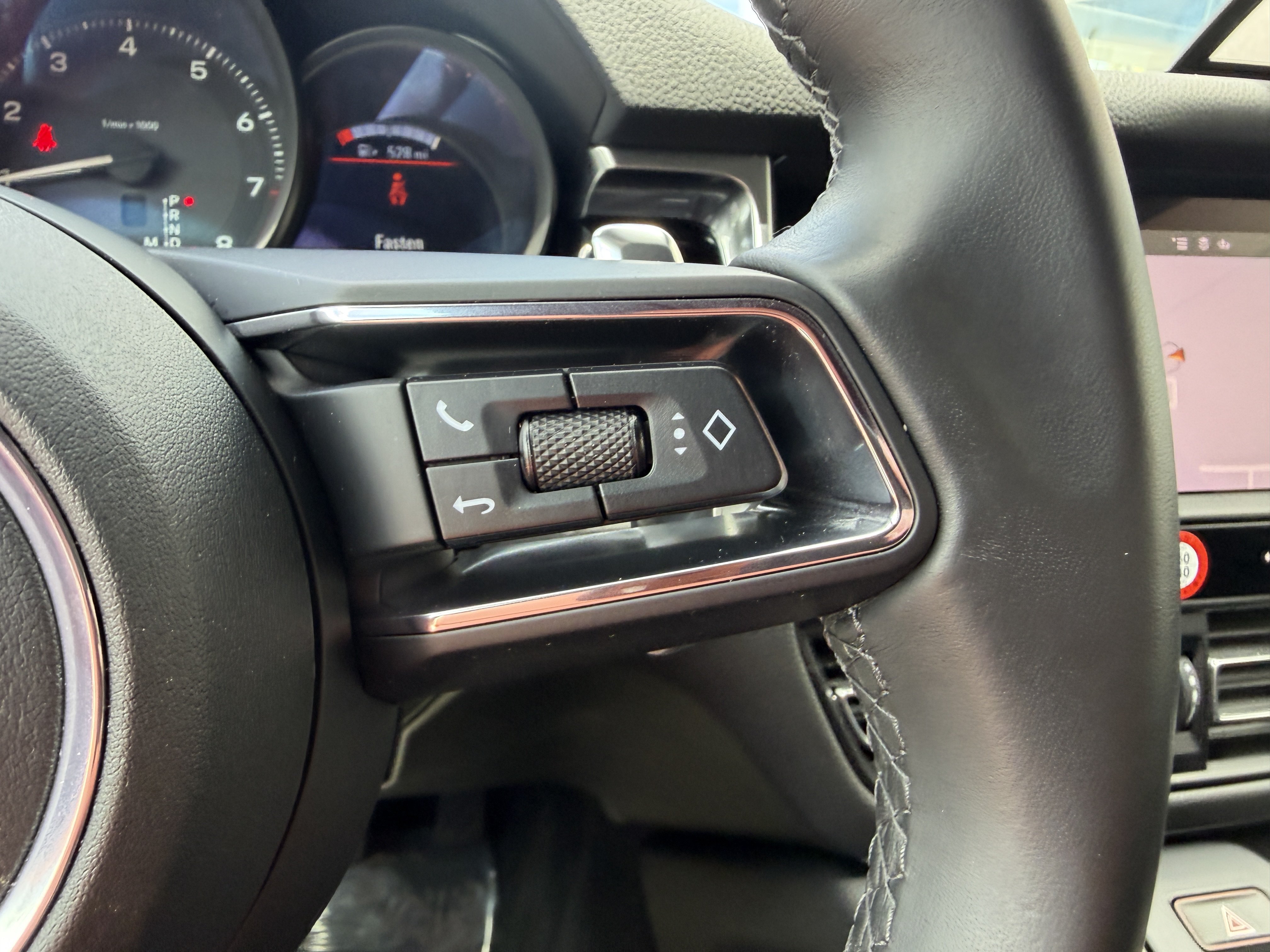Certified 2023 Porsche Macan AWD/4WD image 29