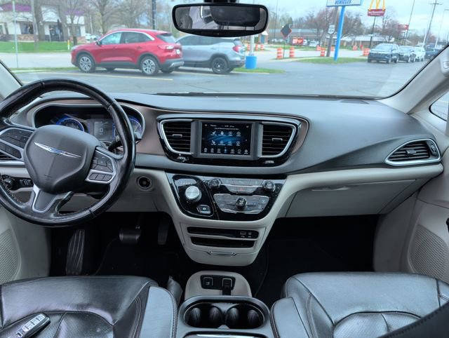 Used 2019 Chrysler Pacifica Touring-L image 17
