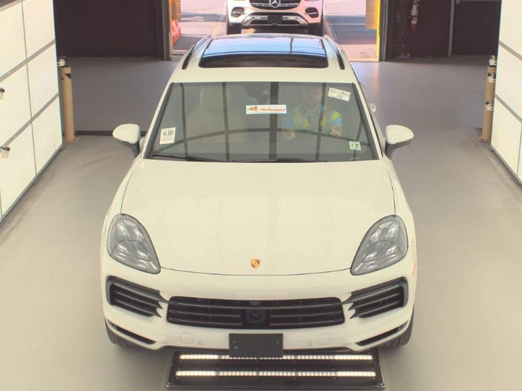 Used 2022 Porsche Cayenne Platinum Edition AWD/4WD image 2