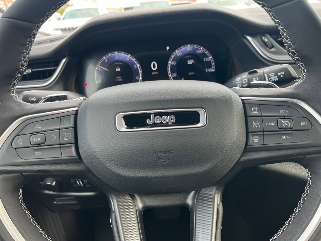New 2025 Jeep Grand Cherokee Laredo X w/ Luxury Tech Group I AWD/4WD image 17