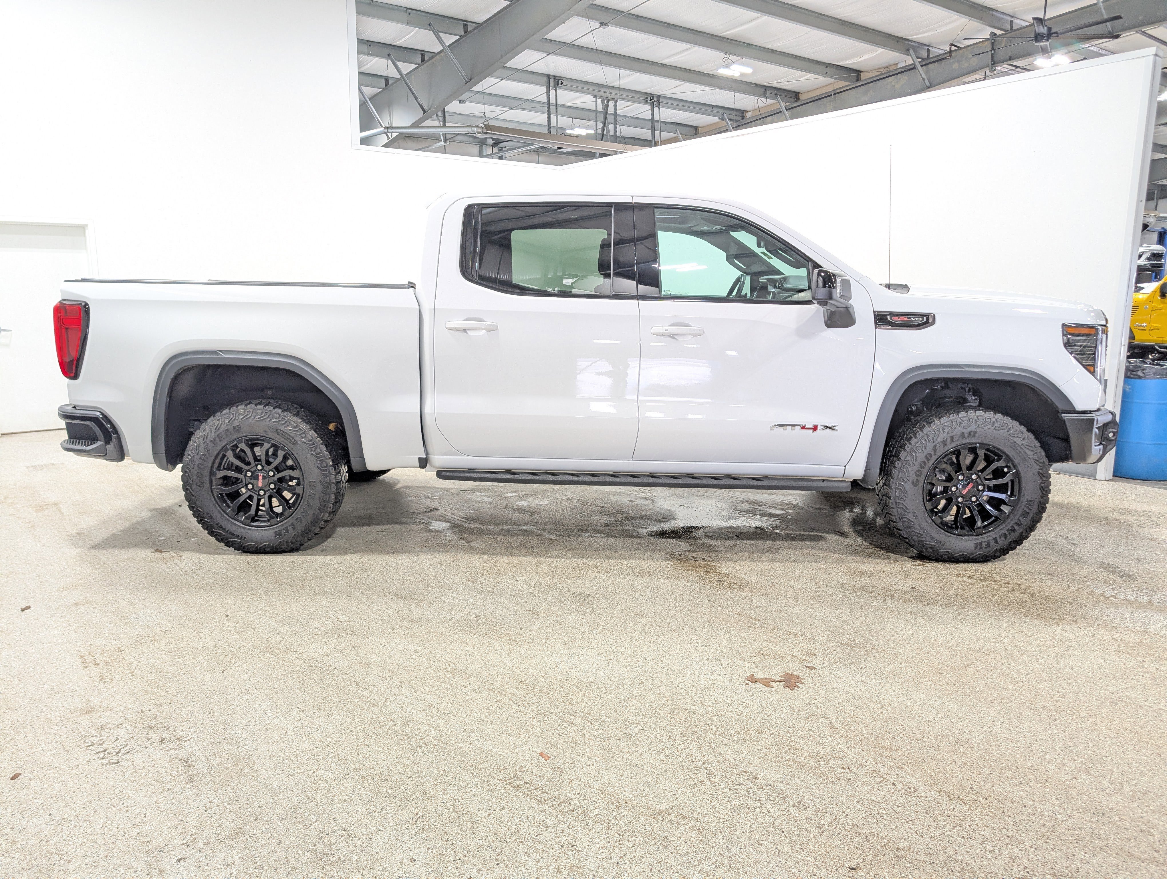 Used 2023 GMC Sierra 1500 AT4X image 2