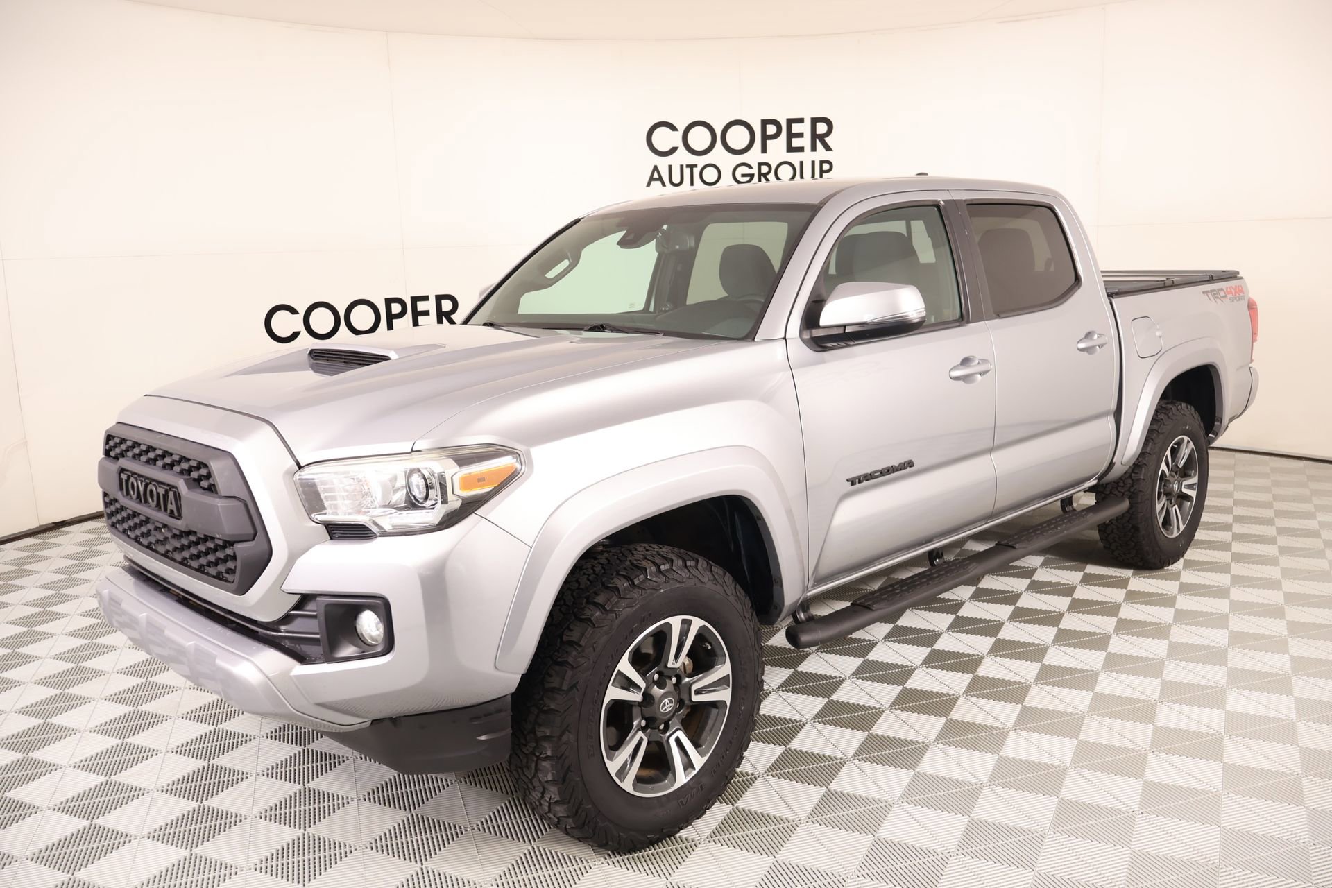 Used 2018 Toyota Tacoma TRD Sport w/ Technology Package AWD/4WD image 10