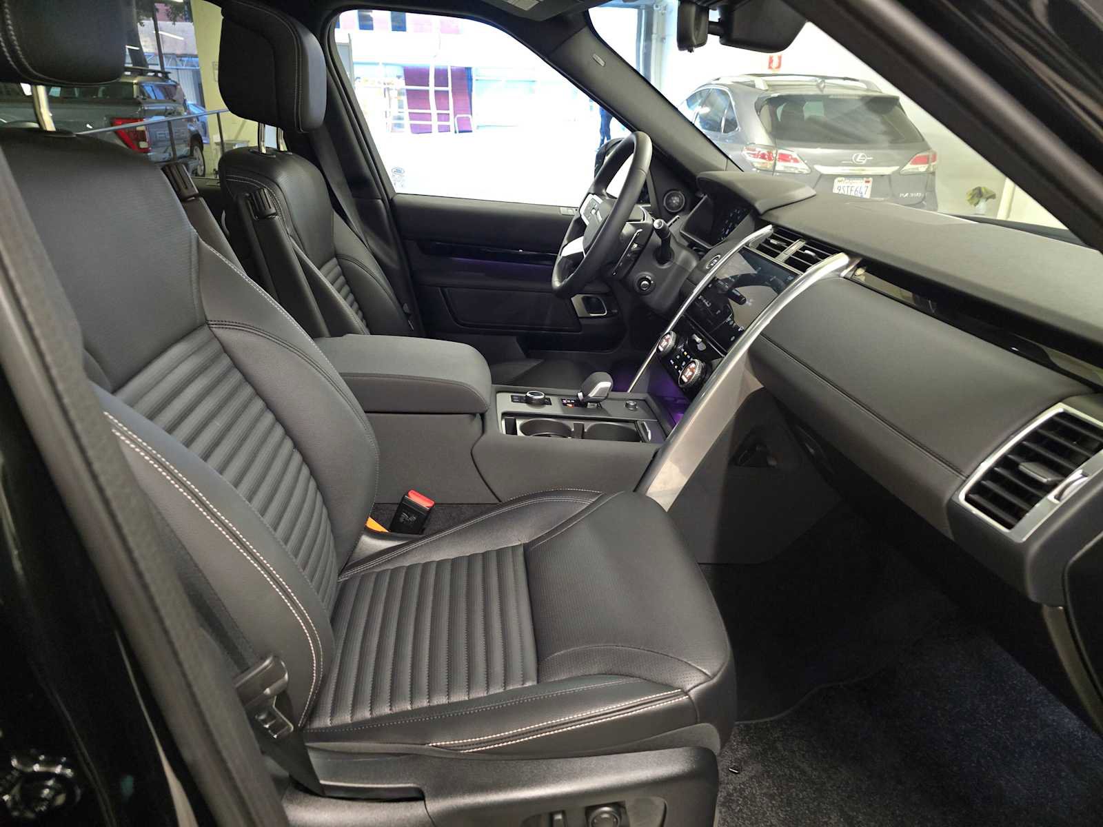 Used 2025 Land Rover Discovery S image 12