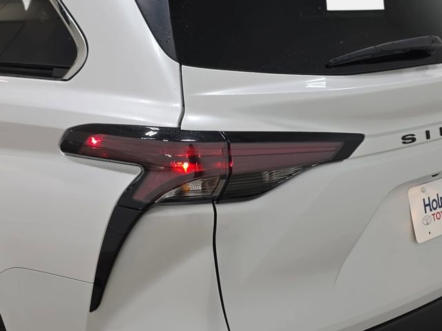 Used 2024 Toyota Sienna XLE FWD image 31