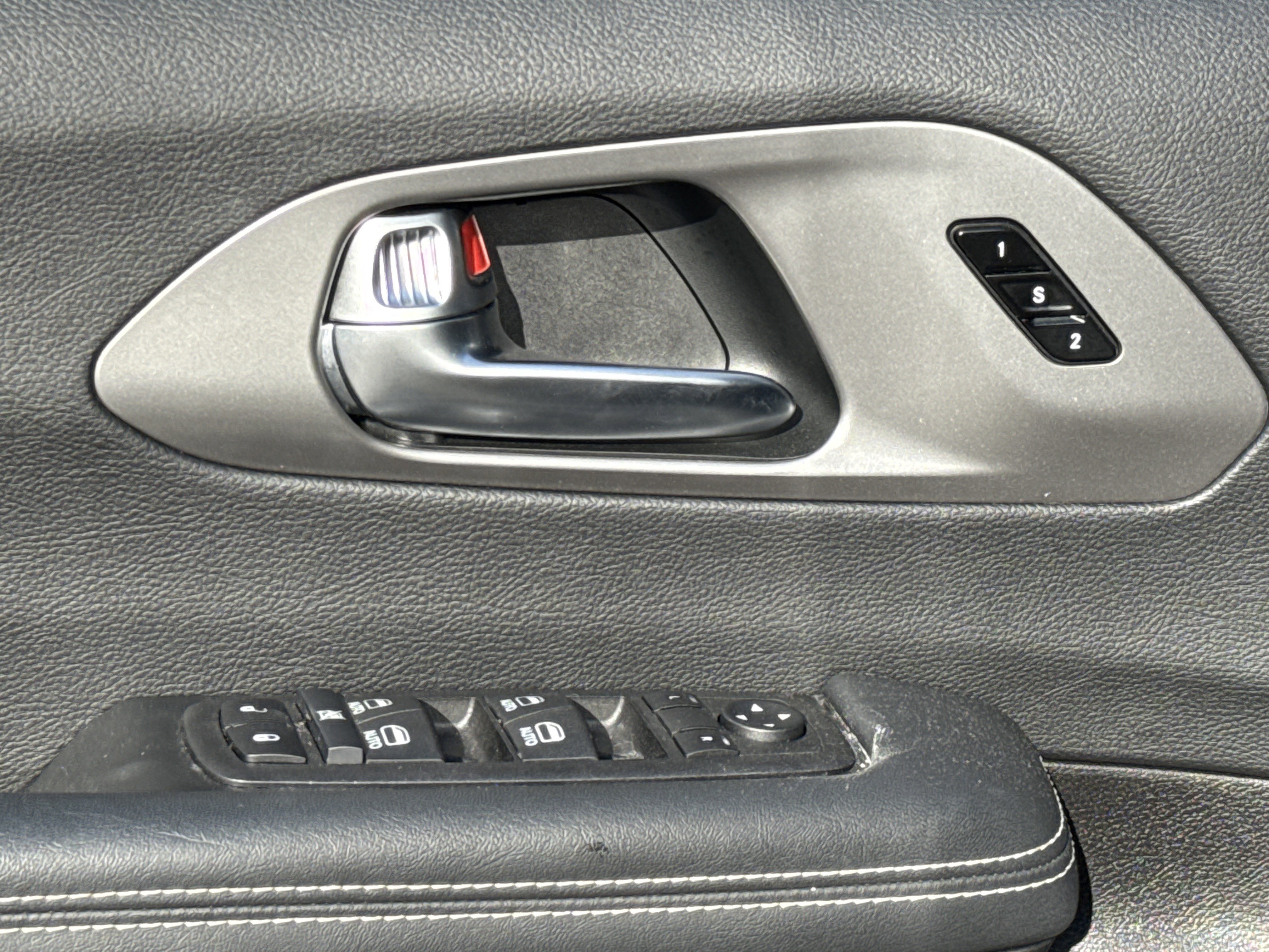 Used 2025 Chrysler Pacifica Select FWD image 14