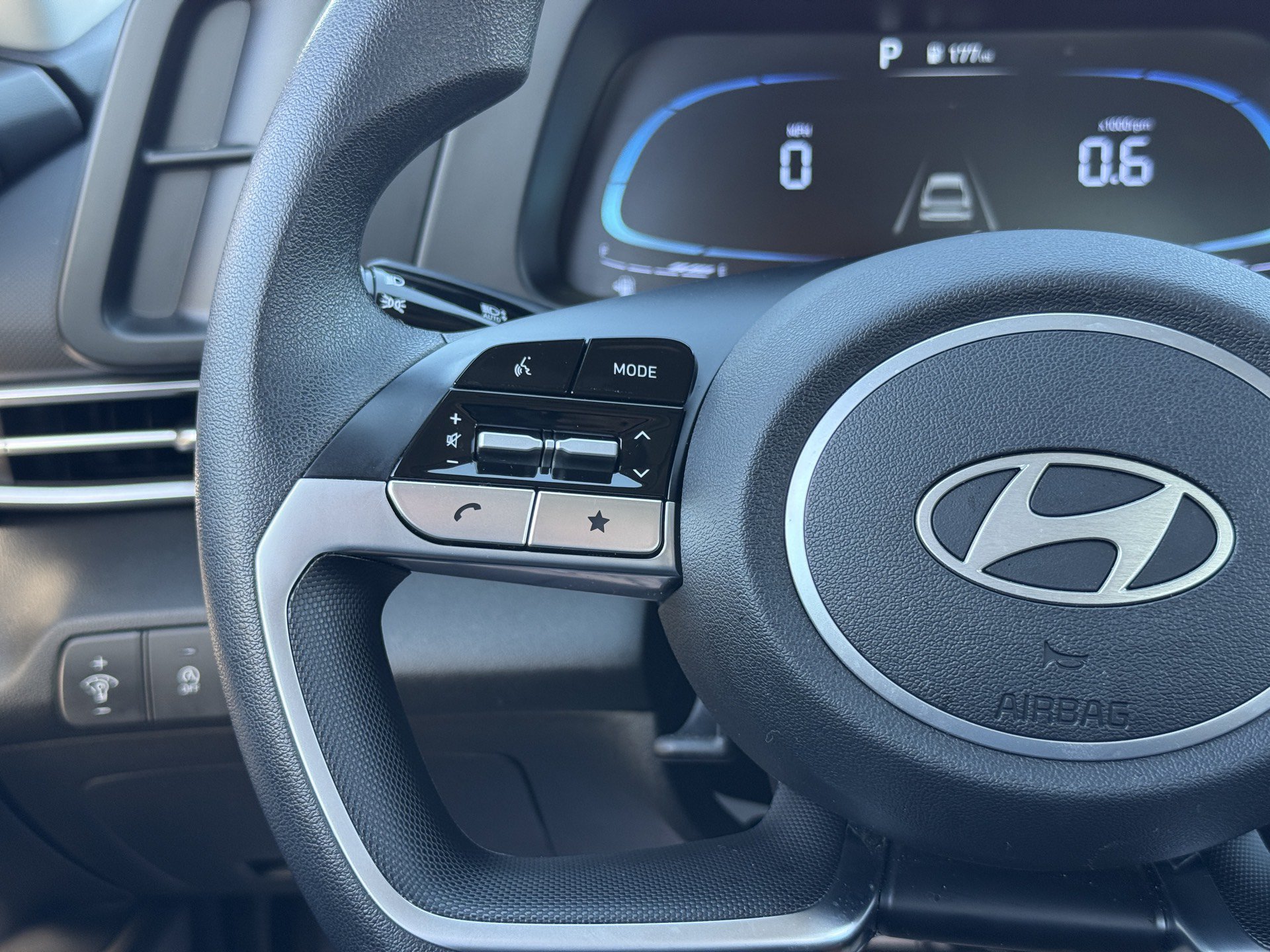 Used 2025 Hyundai Elantra SE FWD image 20