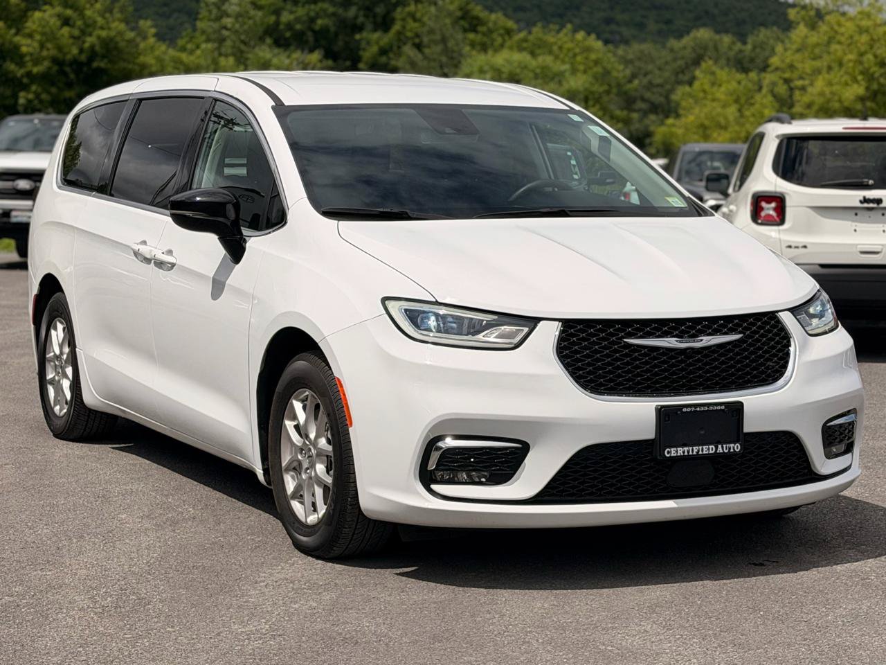 Used 2024 Chrysler Pacifica Touring-L FWD image 3