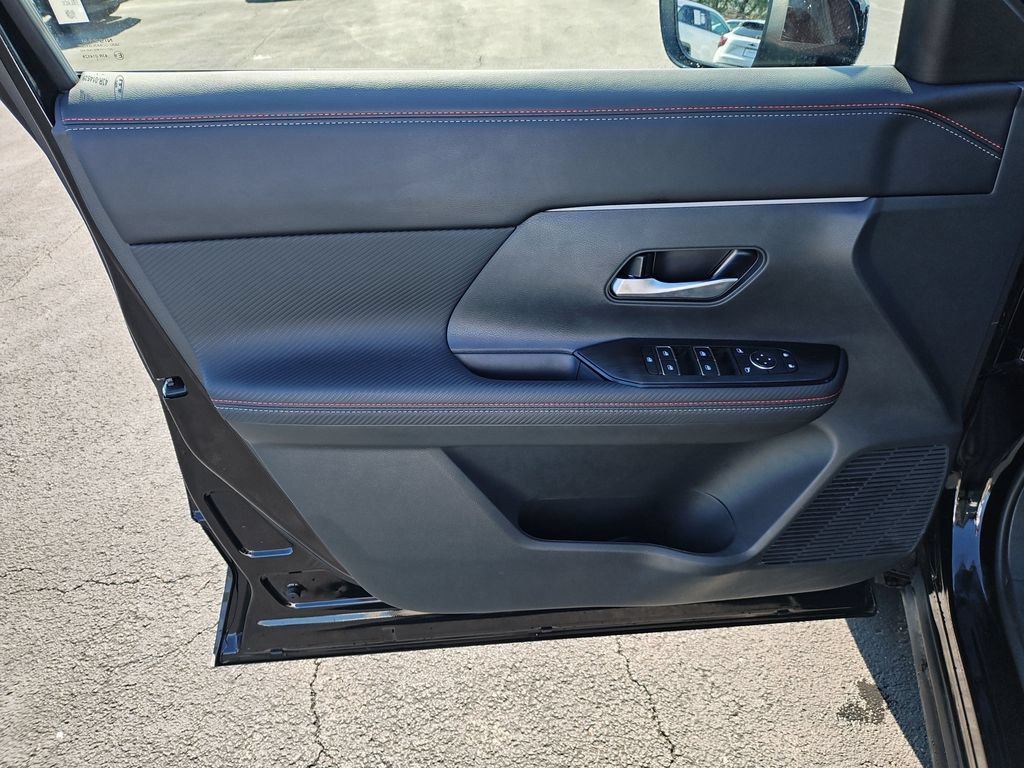 Used 2025 Nissan Kicks SR AWD/4WD image 14
