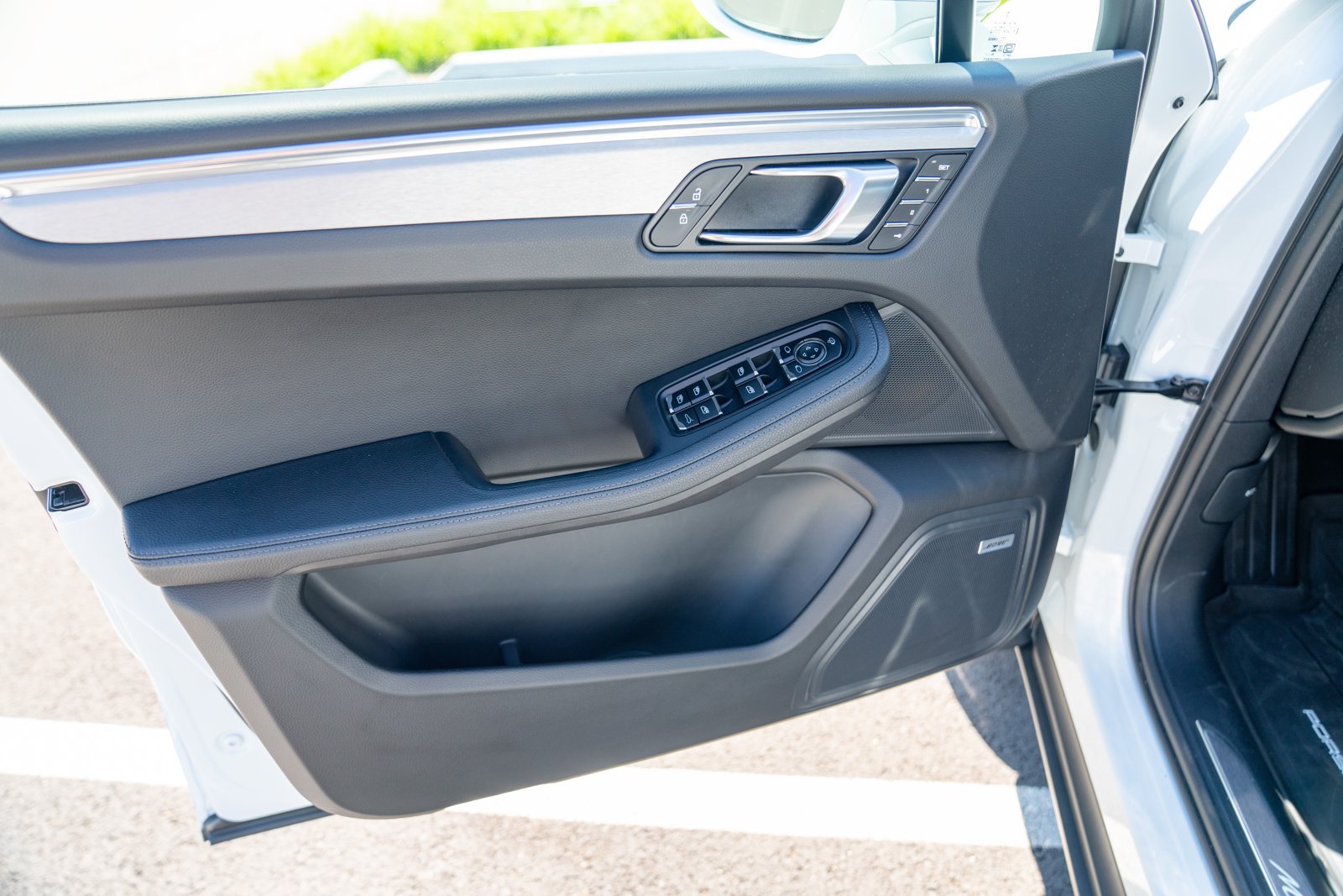 Certified 2026 Porsche Macan AWD/4WD image 10